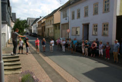  An interessanten Stellen, wie hier vor dem ehemaligen Burgmannenhaus der Kessel von Bergen in der Wassergasse, gab es Informationen zu den Häusern und ihren früheren Bewohnern.