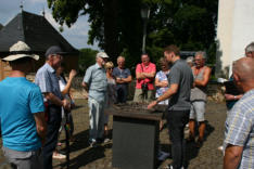 Wie immer begann die Fleckenführung vor der evangelischen Pfarrkirche, wo Jonas Löber am Bronzemodell einen Überblick über den alten Ortskern von Kirberg gab.