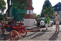 Oldtimer wie ein Ford Taunus und ein Volkswagen aus den 70er Jahren und natürlich die Feuerwehrspritze von 1902 waren Hingucker vor dem Museum am Tag des offenen Denkmals.